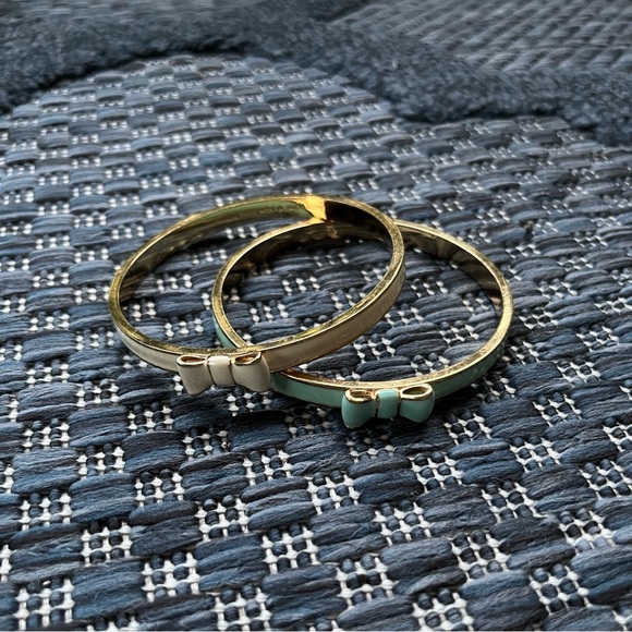 Kate Spade Blue & Cream Enamel Take A Bow Bangle Bracelets - Picture 3 of 6